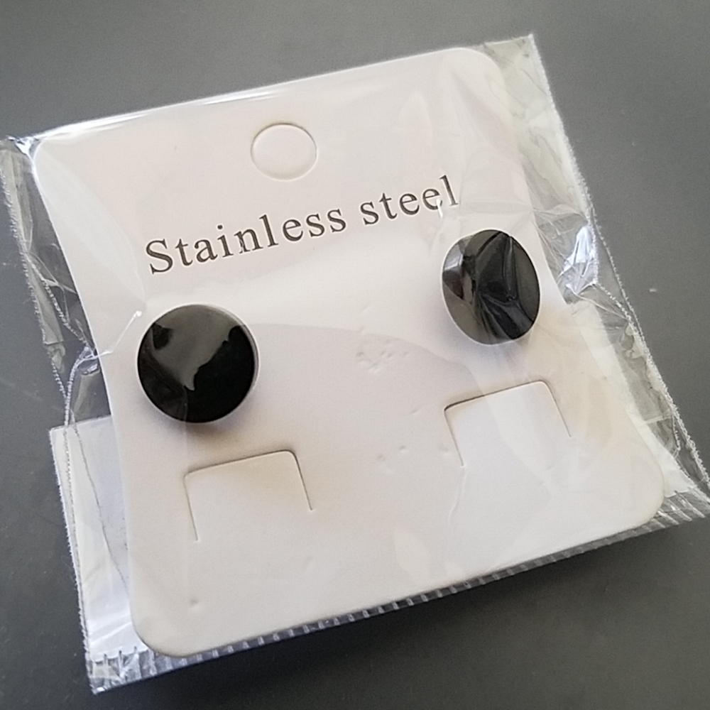 Small flat round post earrings NWOT